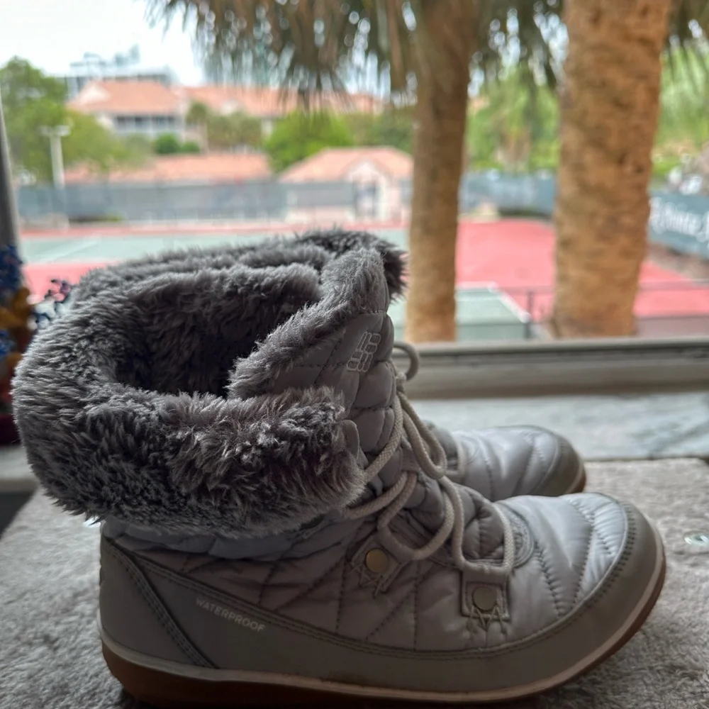 Columbia Black Quilted Boots with Faux Fur - Picture 4 of 8